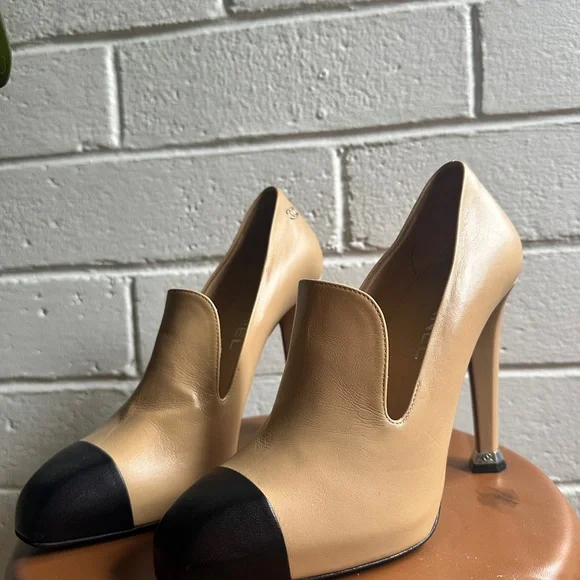 CHANEL Beige Black Cap Toe Leather Pumps Classic CC Heels Size 40 - Picture 3 of 5